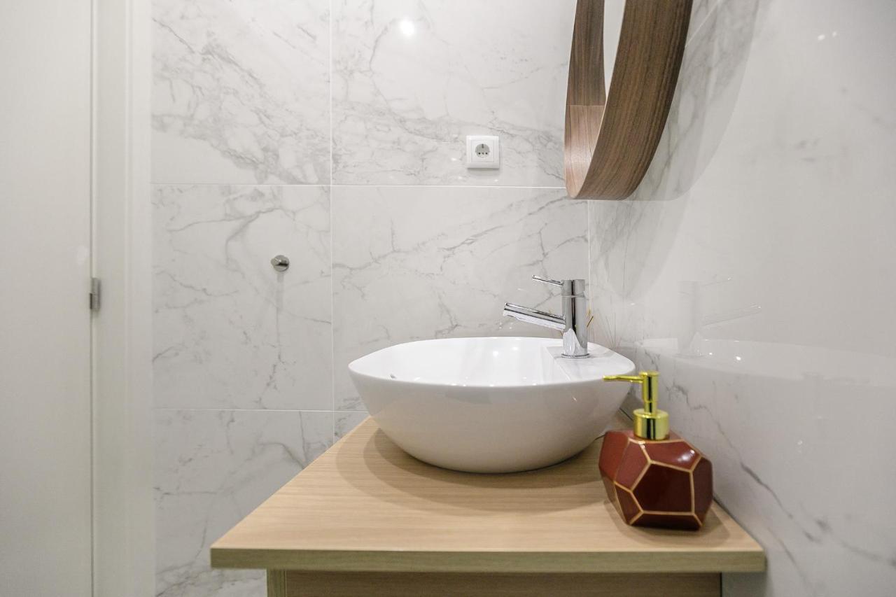 Lovelystay - Downtown Studio With Pool, Ac And Balcony Porto Zewnętrze zdjęcie